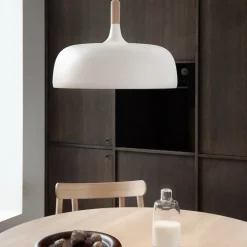 Acorn taklampa matt vit