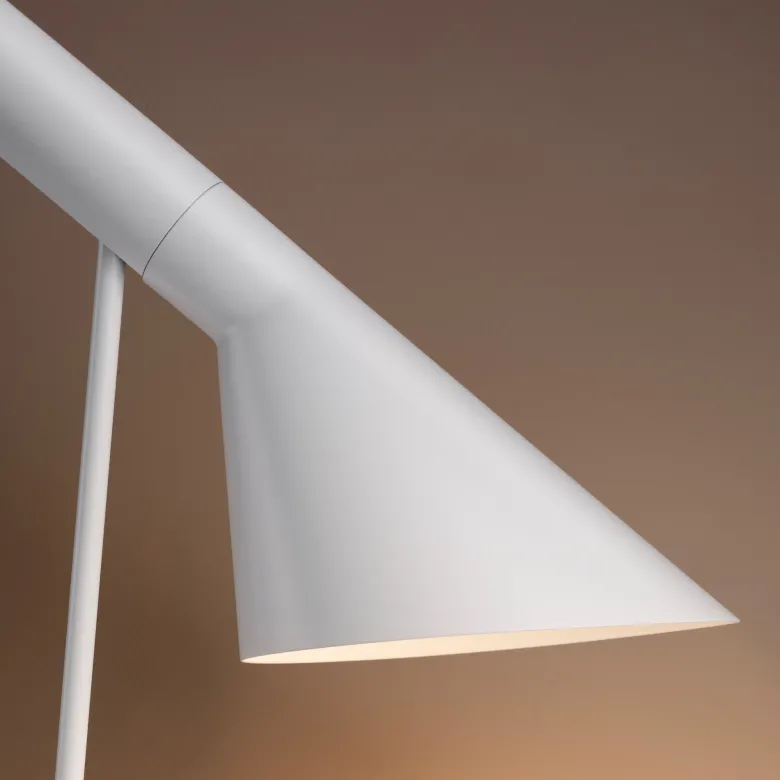 AJ Bordslampa white