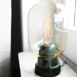 Amp Bordslampa guld glas/grön