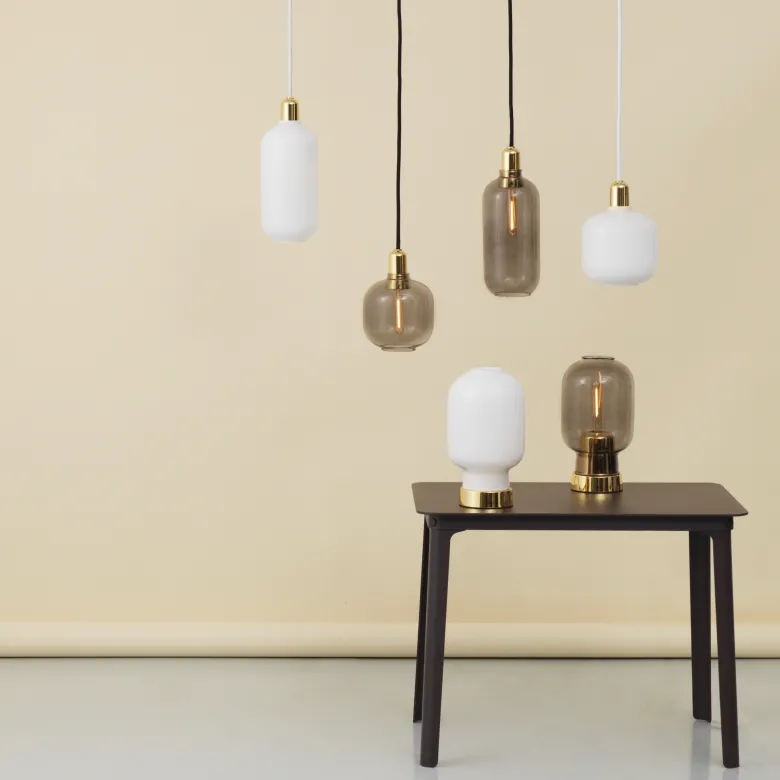 Amp Bordslampa rökfärgat glas/mässing