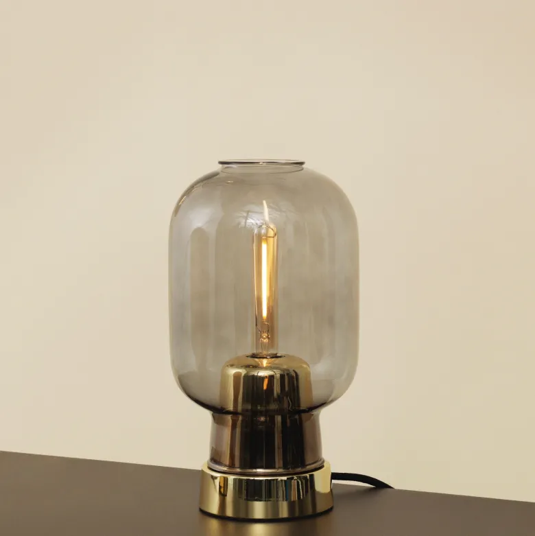 Amp Bordslampa rökfärgat glas/mässing