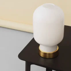 Amp Bordslampa vitt glas/mässing