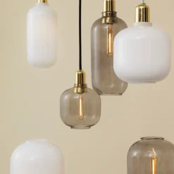 Amp Taklampa L vitt glas/mässing