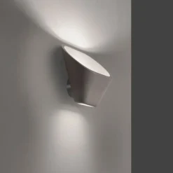 Aplomb vägglampa vit