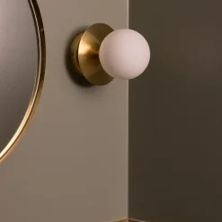 Art Deco IP44 badrumsbelysning borstad mässing/vit