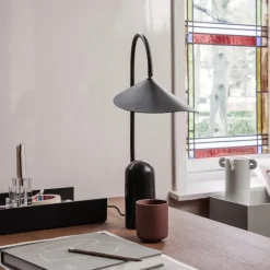 Arum bordslampa svart