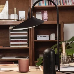 Arum bordslampa svart