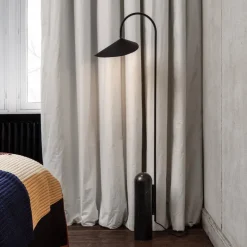 Arum golvlampa svart
