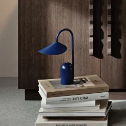 Arum portabel bordslampa klarblå
