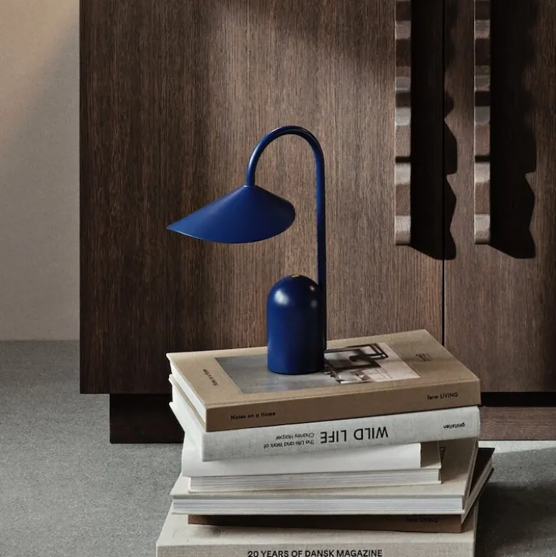 Arum portabel bordslampa klarblå