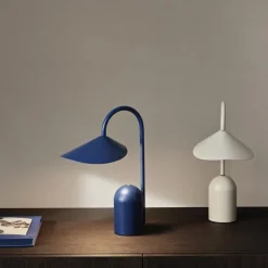 Arum portabel bordslampa klarblå