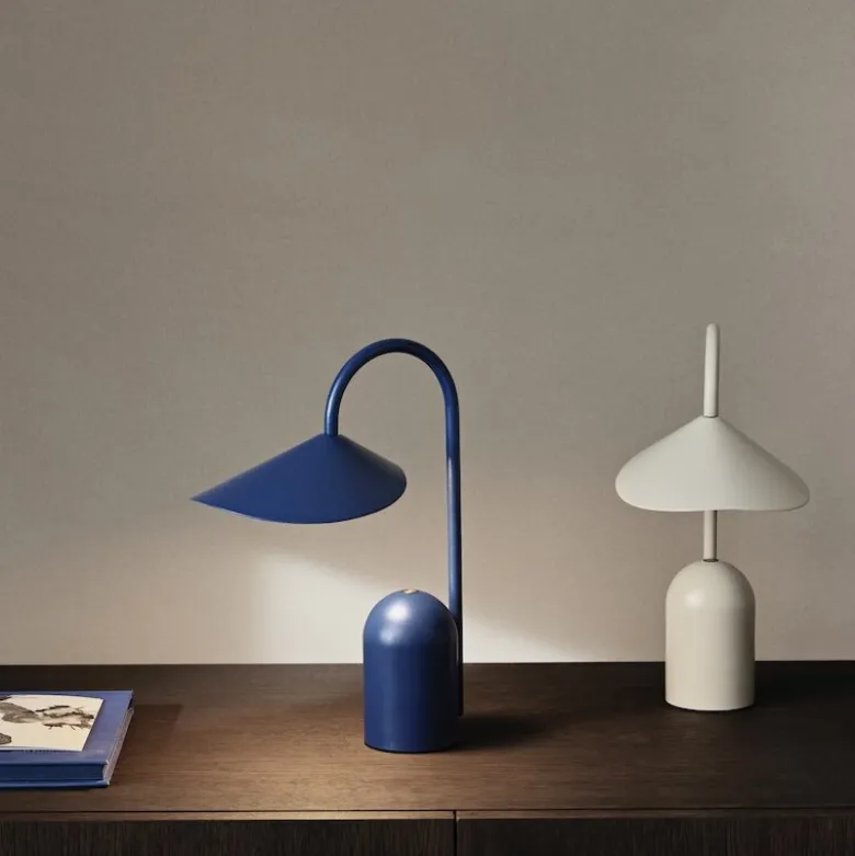 Arum portabel bordslampa klarblå