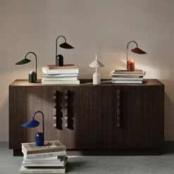 Arum portabel bordslampa oxidröd