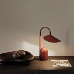 Arum portabel bordslampa oxidröd