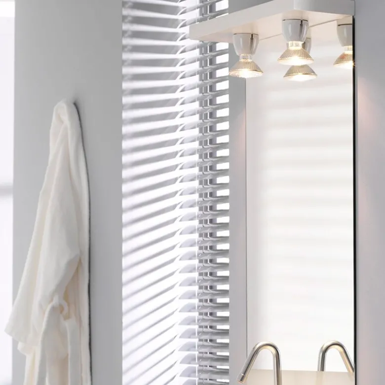 Basic taklampa/vägglampa vit IP20 rak sockel