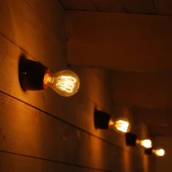 Basic vägglampa svart sned sockel
