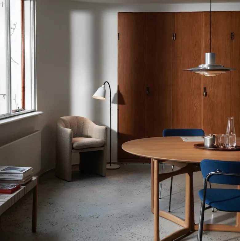 Bellevue AJ7 golvlampa vit/bronserad mässing