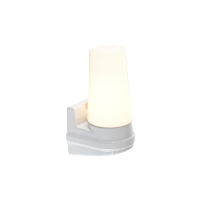 Bernadotte vägglampa opalglas/vit IP44