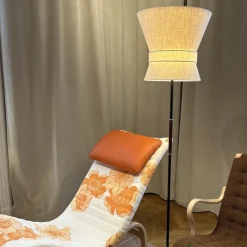 Bow stor golvlampa svart/white cream