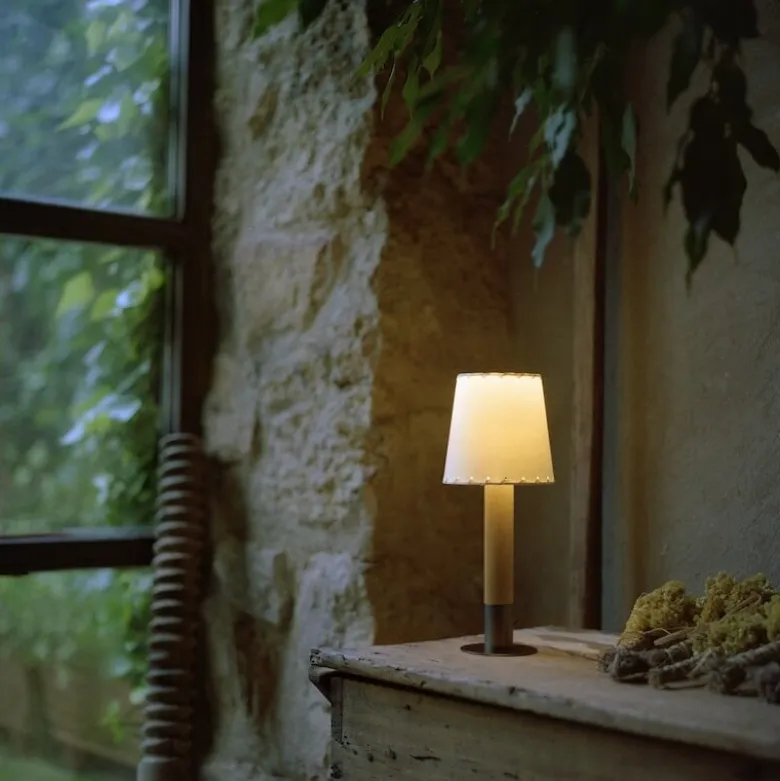 Básica Mínima bordslampa stitched beige parchment /bronze