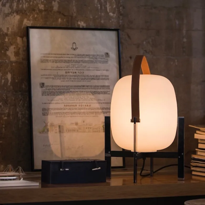 Cesta metalica bordslampa med handtag i läder opalglas