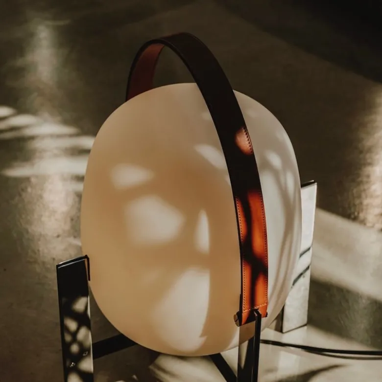 Cesta metalica bordslampa med handtag i läder opalglas