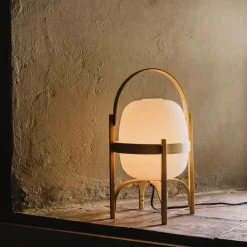 Cestita bordslampa opalglas