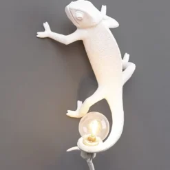 Chameleon lamp left going up USB vit