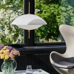 Clam Ø44 taklampa opal, mässing