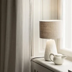 Cora bordslampa nude/vit