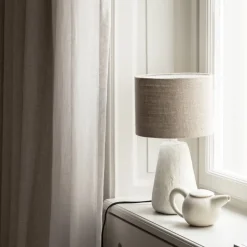 Cora bordslampa nude/vit
