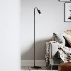 Curve golvlampa matt svart golvlampa