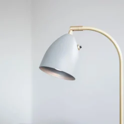 Deluxe golvlampa varmgrå/mässing