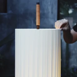 Dórica golvlampa cylindrical base with stabilizing disc