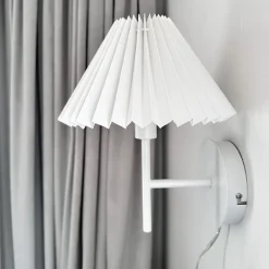 Ester vägglampa vit