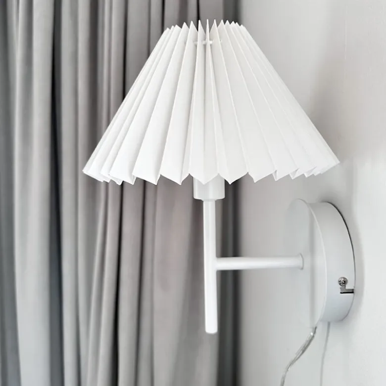 Ester vägglampa vit
