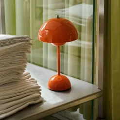 Flowerpot VP9 Portabel bordslampa Zesty Orange