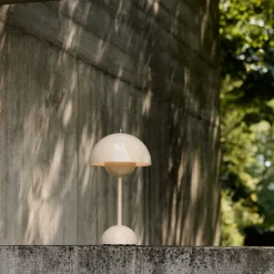 Flowerpot VP9 Portabel bordslampa Ivory