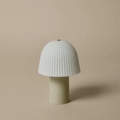 Frill portabel bordslampa kaschmir/vit