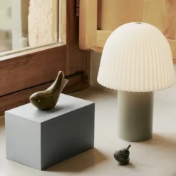 Frill portabel bordslampa kaschmir/vit
