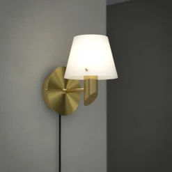 Gil vägglampa satin brass/opal glas