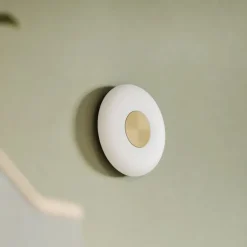 Glint 25 vägglampa mässing/opalglas