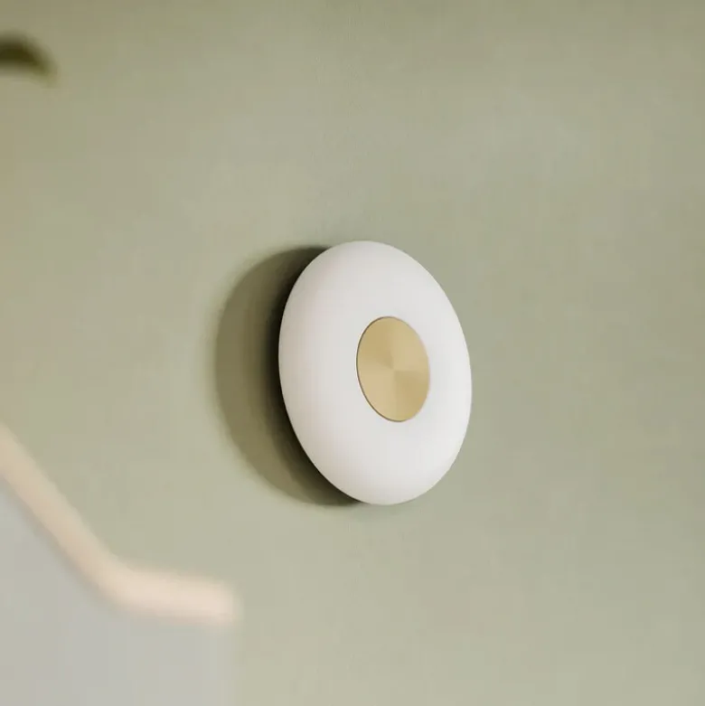 Glint 25 vägglampa mässing/opalglas