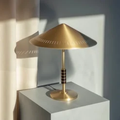 Governor 405 bordslampa mässing/valnöt