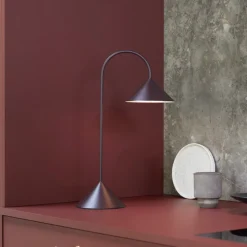 Grasp H47 portabel bordslampa matt beetroot