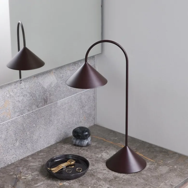 Grasp H47 portabel bordslampa matt beetroot