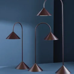 Grasp H47 portabel bordslampa matt beetroot