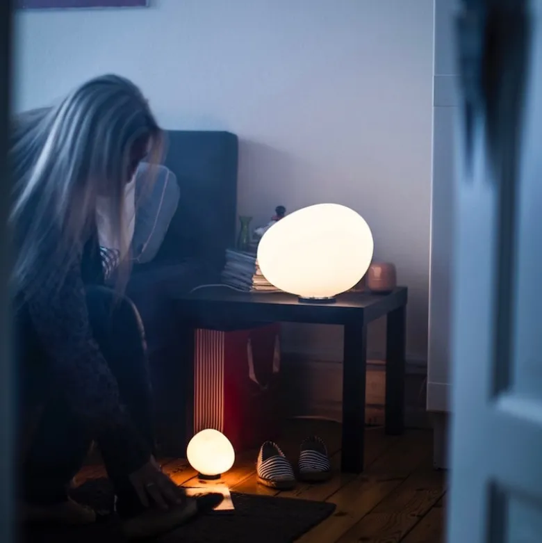 Gregg media bordslampa vit med dimmer