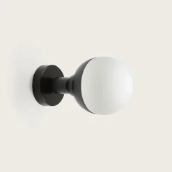 Helmet vägglampa svart