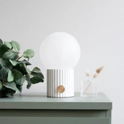 Hubble 15 bordslampa vit/mässing